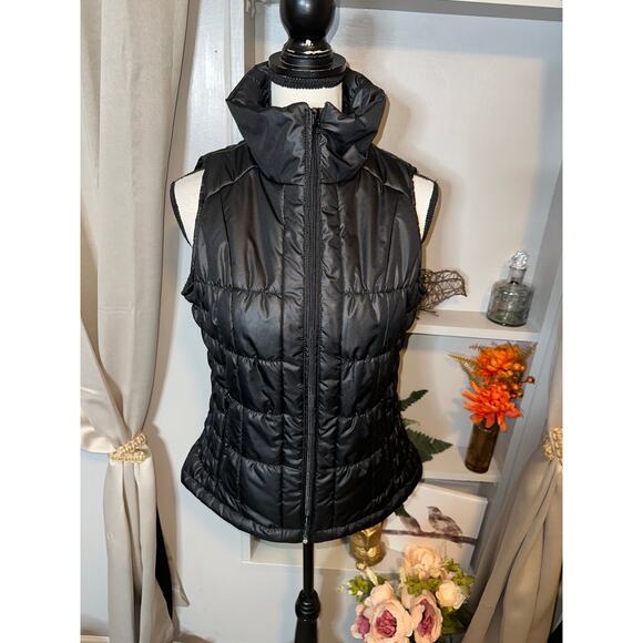NWT New York & Company size Small Black Lightweight Front Zip Puffer Layer Vest - Picture 1 of 12